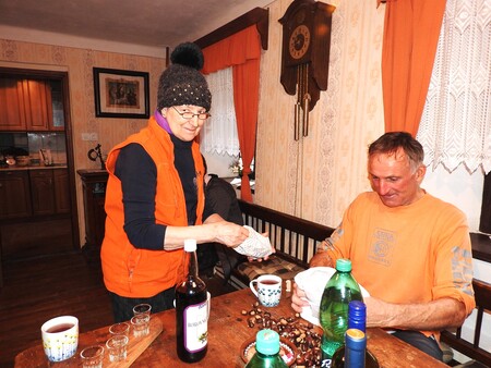 Nadja Žura je poskrbela_da so obiskovalci pripravili tudi kostanj za pečenje